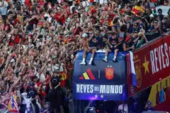 Pasukan Sepanyol meraikan kejayaan Piala Dunia semasa perarakan kemenangan di Madrid pada 20 Julai.