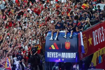 Pasukan Sepanyol meraikan kejayaan Piala Dunia semasa perarakan kemenangan di Madrid pada 20 Julai.