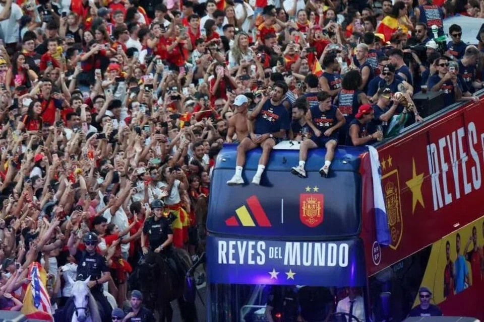 Pasukan Sepanyol meraikan kejayaan Piala Dunia semasa perarakan kemenangan di Madrid pada 20 Julai.