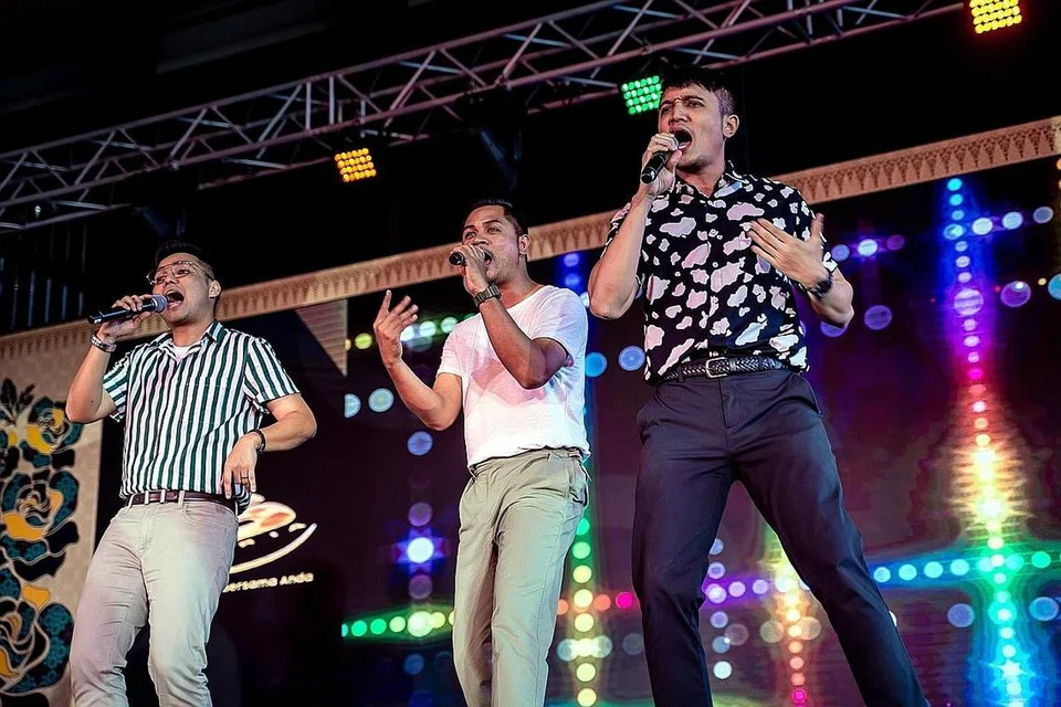 TIADA REZEKI LANCAR 'SINGLE': Fauzie Laily (kanan) sedih kerana tidak dapat bertemu peminat ANBS (yang terdiri daripada Hyrul Anuar (kiri) dan Syed Azmeer). Lagu single pertama kumpulan itu sepatutnya dipersembahkan dalam pesta muzik Melayu, StereoFest, yang ditunda sebagai langkah berjaga-jaga menangani risiko wabak koronavirus. - Foto BH oleh NUR DIYANA TAHA