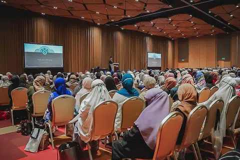 BAKAL TUNAI HAJI: Jemaah yang berjaya diperuntuk tempat untuk menunaikan ibadah haji tahun ini hadir bagi satu sesi taklimat di Singapore Expo pada 18 Jun lalu. - Foto BH oleh NUR DIYANA TAHA