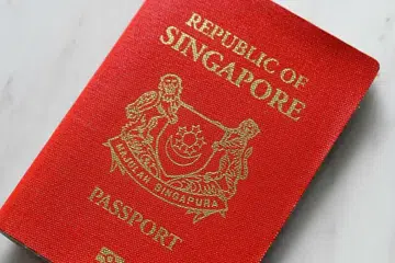 HADAPI HUKUMAN: Ketiga-tiga mereka; Chong Chun Wah, 48 tahun; Siti Wan Su'Aidah Samsuri, 25 tahun; kedua-duanya warga tempatan, dan, Brian Dugan Yeargan, 44 tahun, warga Amerika Syarikat, akan dihadapkan ke mahkamah esok kerana ingkar arahan SHN.