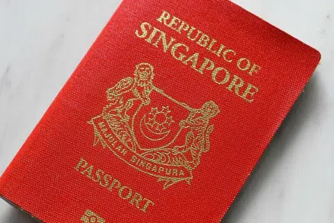 HADAPI HUKUMAN: Ketiga-tiga mereka; Chong Chun Wah, 48 tahun; Siti Wan Su'Aidah Samsuri, 25 tahun; kedua-duanya warga tempatan, dan, Brian Dugan Yeargan, 44 tahun, warga Amerika Syarikat, akan dihadapkan ke mahkamah esok kerana ingkar arahan SHN.