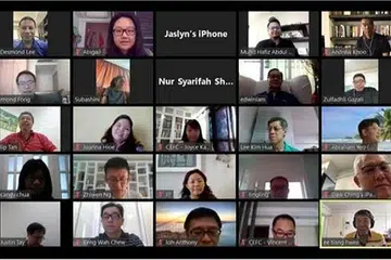 PERBINCANGAN DALAM TALIAN: Encik Desmond Lee (atas, plaing kiri) mengadakan perbincangan menerusi sidang video bersama rakan dalam rangkaian Peers pada 22 April. - Foto FACEBOOK/ DESMOND LEE