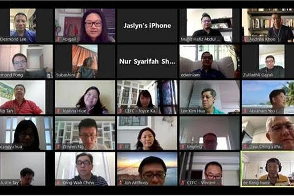 PERBINCANGAN DALAM TALIAN: Encik Desmond Lee (atas, plaing kiri) mengadakan perbincangan menerusi sidang video bersama rakan dalam rangkaian Peers pada 22 April. - Foto FACEBOOK/ DESMOND LEE
