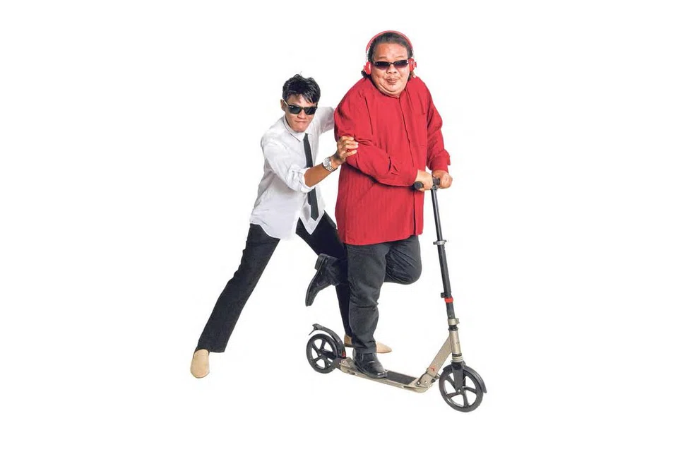KECOH-KECOH PELAWAK: Hamzah Adon (kiri) dan Alias Kadir yang membentuk kumpulan duo Les Enja, sampaikan pesan tentang pasang surut dunia sebagai artis menerusi lagu semi komedi 'Superstar'. - Foto SAMBAL PIX MOTION