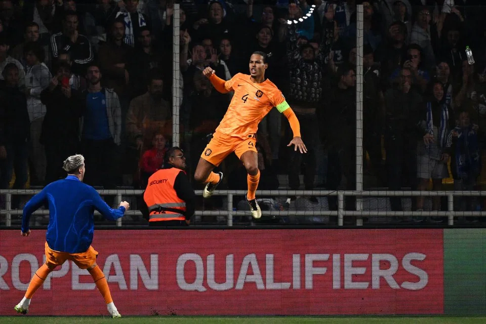 RAIKAN GOL: Pemain pertahanan dan kapten Belanda, Virgil van Dijk, meraikan gol yang dijaringkannya melalui tendangan penalti dalam perlawanan menentang Greece.