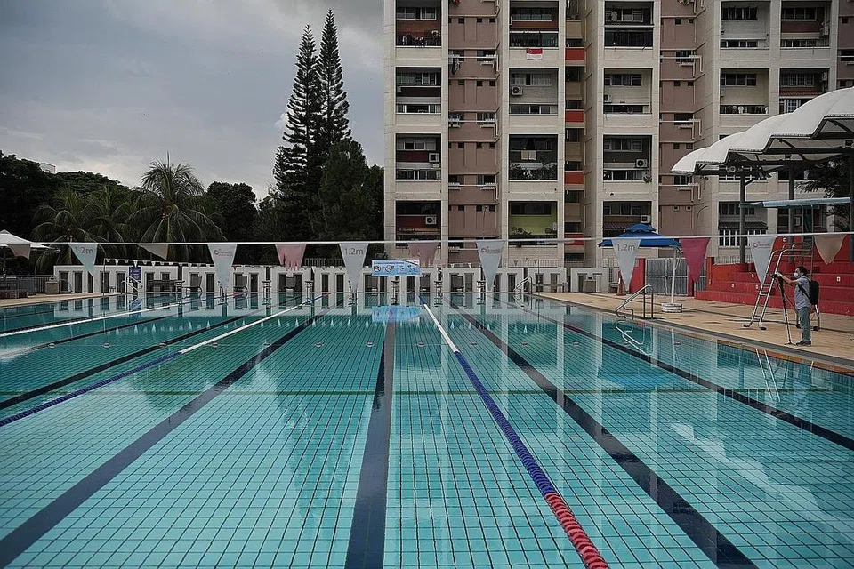 JARAK SELAMAT: Lorong dalam kolam renang diluaskan dan dibahagi-bahagikan agar pengguna dapat mematuhi jarak selamat. - Foto BH oleh KUA CHEE SIONG