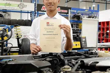 PERLU BERDISIPLIN: Encik Faiz sentiasa berusaha mengimbangi masa dan memastikan beliau sentiasa menjaga disiplin diri. - Foto NUR HUMAIRA SAJAT