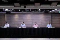 MENILAI PENULARAN COVID-19 TERKINI: (dari kiri) Pengarah khidmat perubatan MOH, Profesor Madya Kenneth Mak; Menteri Kewangan Lawrence Wong; Menteri Perdagangan dan Perusahaan Gan Kim Yong; serta Menteri Kesihatan Ong Ye Kung, memberi kemaskini tentang keadaan Covid-19 di Singapura sewaktu sidang media Pasukan Bertindak Berbilang Kementerian (MTF), semalam. - Foto MCI