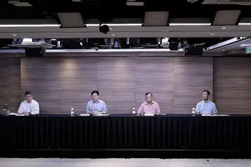 MENILAI PENULARAN COVID-19 TERKINI: (dari kiri) Pengarah khidmat perubatan MOH, Profesor Madya Kenneth Mak; Menteri Kewangan Lawrence Wong; Menteri Perdagangan dan Perusahaan Gan Kim Yong; serta Menteri Kesihatan Ong Ye Kung, memberi kemaskini tentang keadaan Covid-19 di Singapura sewaktu sidang media Pasukan Bertindak Berbilang Kementerian (MTF), semalam. - Foto MCI