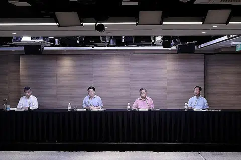 MENILAI PENULARAN COVID-19 TERKINI: (dari kiri) Pengarah khidmat perubatan MOH, Profesor Madya Kenneth Mak; Menteri Kewangan Lawrence Wong; Menteri Perdagangan dan Perusahaan Gan Kim Yong; serta Menteri Kesihatan Ong Ye Kung, memberi kemaskini tentang keadaan Covid-19 di Singapura sewaktu sidang media Pasukan Bertindak Berbilang Kementerian (MTF), semalam. - Foto MCI