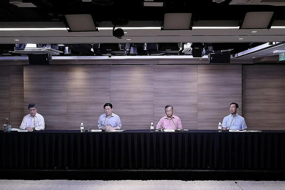 MENILAI PENULARAN COVID-19 TERKINI: (dari kiri) Pengarah khidmat perubatan MOH, Profesor Madya Kenneth Mak; Menteri Kewangan Lawrence Wong; Menteri Perdagangan dan Perusahaan Gan Kim Yong; serta Menteri Kesihatan Ong Ye Kung, memberi kemaskini tentang keadaan Covid-19 di Singapura sewaktu sidang media Pasukan Bertindak Berbilang Kementerian (MTF), semalam. - Foto MCI