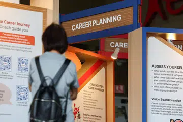Kredit SkillsFuture akan boleh digunakan bagi semua perkhidmatan bimbingan kerjaya yang layak, yang disahkan oleh Tenaga Kerja Singapura (WSG).