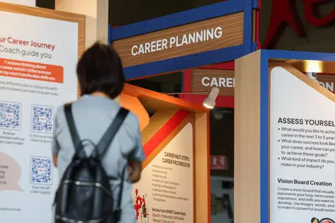 Kredit SkillsFuture akan boleh digunakan bagi semua perkhidmatan bimbingan kerjaya yang layak, yang disahkan oleh Tenaga Kerja Singapura (WSG).