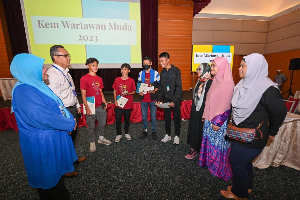 TARIK MINAT PELAJAR: (Dari kiri) Koresponden BH, Cik Haryani Ismail dan Editor BH, Encik Nazry Mokhtar, berinteraksi dengan pelajar dan guru daripada Sekolah Menengah Commonwealth yang juga merupakan juara Kem Wartawan Muda.