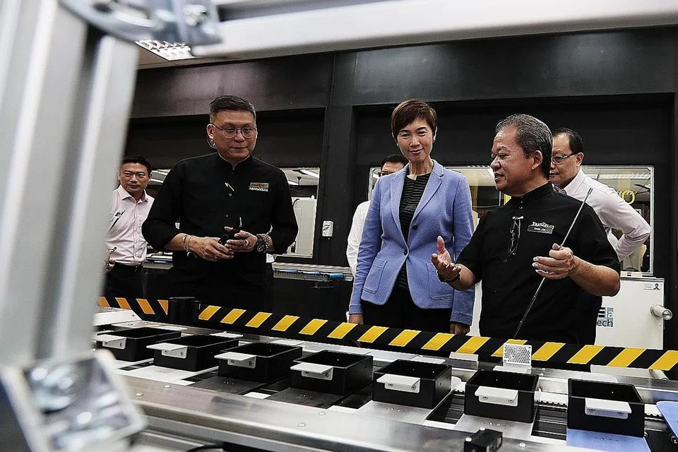 BUAT LAWATAN: Cik Josephine Teo (tengah) melawat kilang TranZplus' dengan ditemani (dua dari kiri), Encik Nelson Lim, CEO TranZplus dan (kanan sekali) Encik Simon Lim, Pengurus Besar TranZplus.- Foto BH oleh KELVIN CHNG