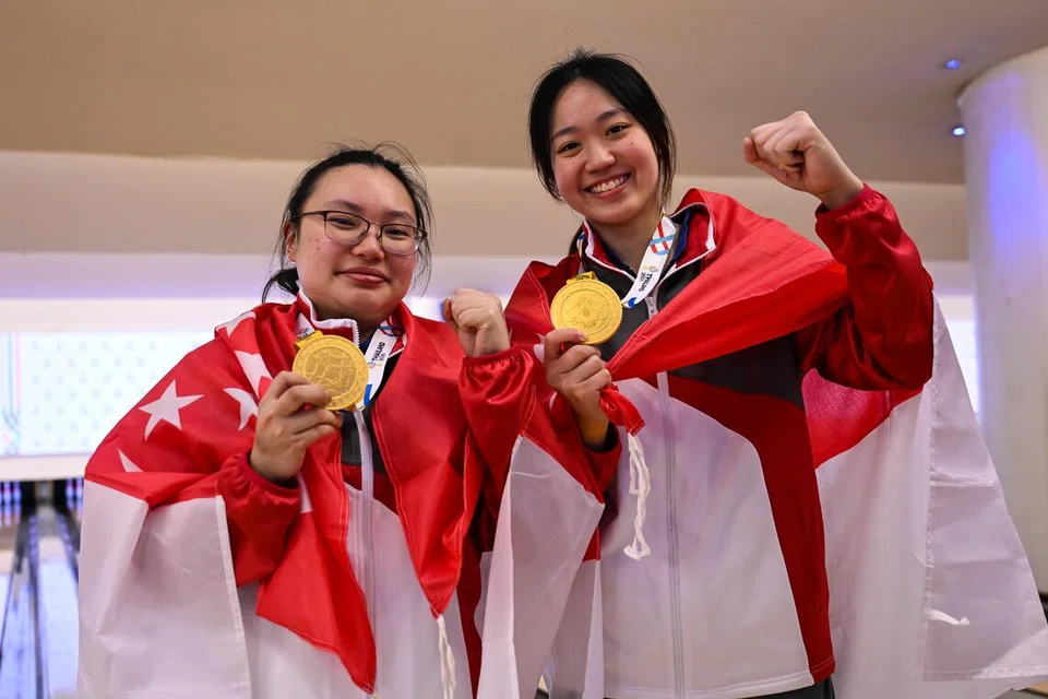 Kedua-dua Arianne Tay (kanan) dan Charmaine Chang, akan beraksi bersama dalam acara berpasukan boling dari 18 hingga 19 Disember.