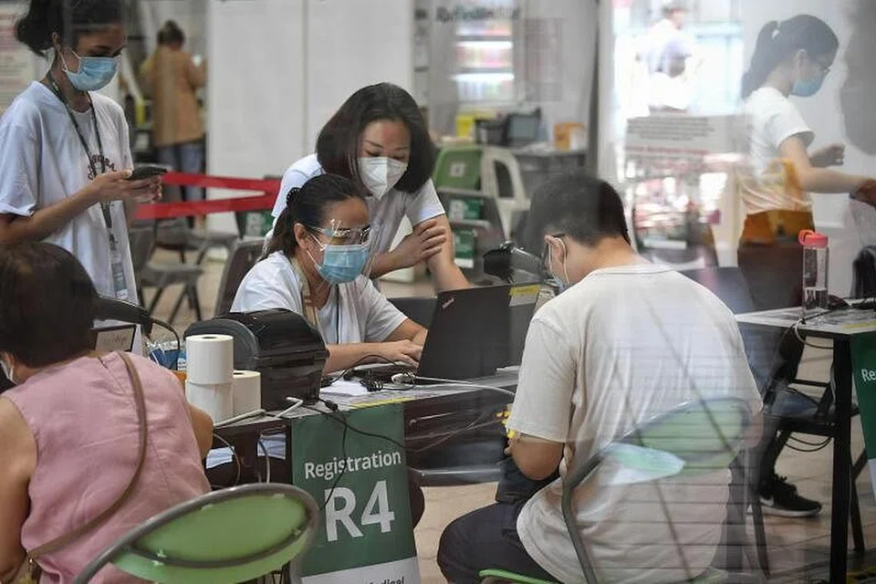 Pelajar menerima vaksin di Kelab Masyarakat Tanjong Pagar pada Khamis (3 Jun).