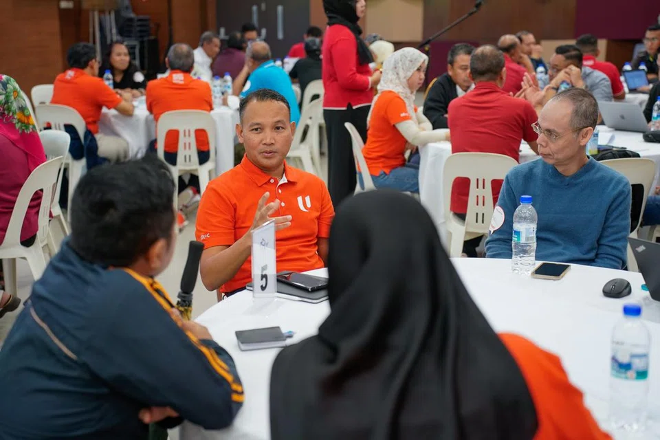 TERUS BANTU: Menurut Encik Lee para pemimpin Melayu di NTUC (Kongres Kesatuan Kebangsaan Singapura) juga aktif terlibat dalam membantu para pekerja meningkatkan kemahiran dan mendapatkan pekerjaan. 