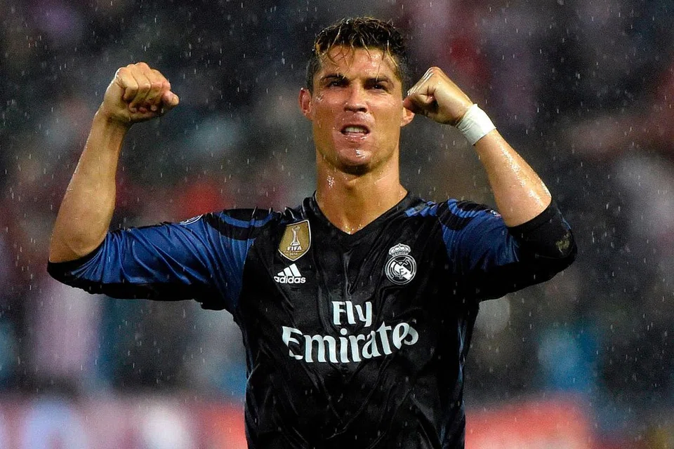 RAIKAN KEJAYAAN KE FINAL: Bintang Real dari Portugal, Cristiano Ronaldo, meraikan kejayaan pasukannya melangkah ke final Liga Juara-Juara buat musim kedua berturut-turut. - Foto AFP