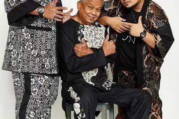 GANDINGAN TIGA PENYANYI LAMA, BARU: Penyanyi lagu 'Anak Dunia', dari kiri, KamarXKazie, Husin Saaban dan Hyrie Ridwan. - Foto NU KINGDVM EMPIRE