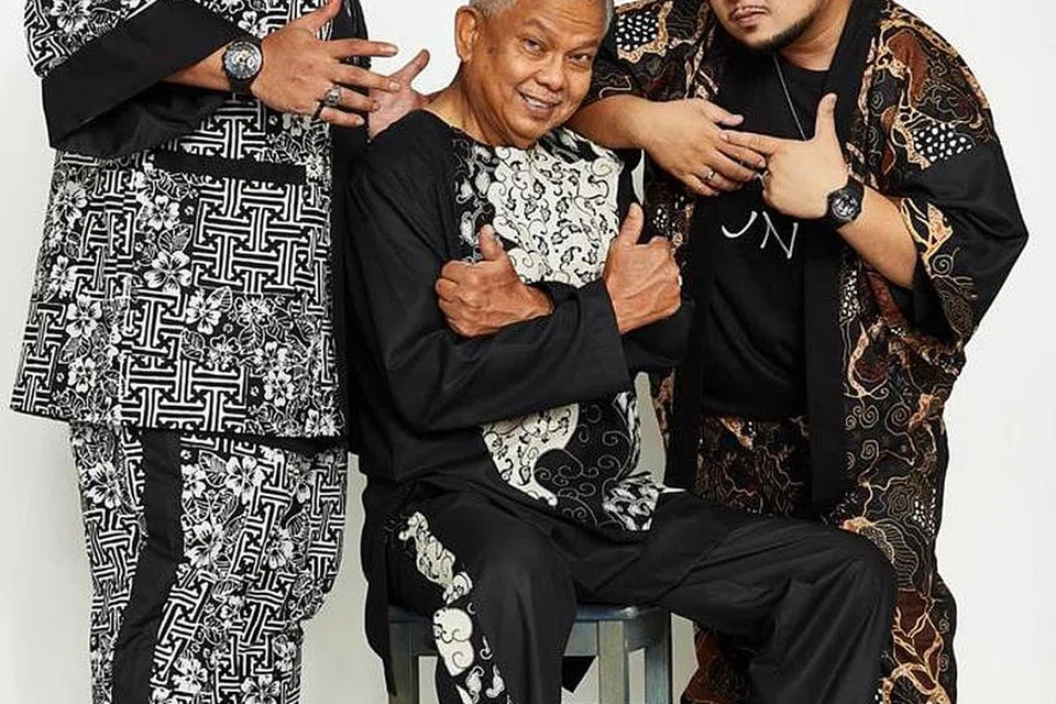 GANDINGAN TIGA PENYANYI LAMA, BARU: Penyanyi lagu 'Anak Dunia', dari kiri, KamarXKazie, Husin Saaban dan Hyrie Ridwan. - Foto NU KINGDVM EMPIRE
