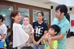 LUASKAN PROJEK SUSU: Anggota Parlimen SMC MacPherson, Cik Tin Pei Ling (kiri), bersama penduduk di pelancaran siri kedua projek Milk for MacPherson Kids yang memberi tepung susu kepada kanak-kanak daripada keluarga memerlukan di kawasan perumahan itu. - Foto CCC MACPHERSON