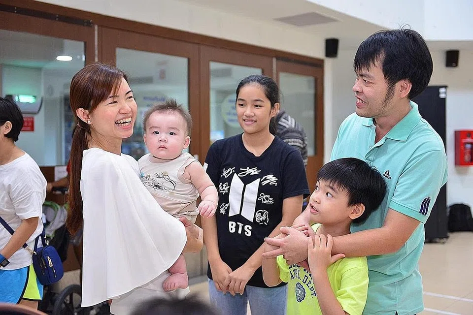 LUASKAN PROJEK SUSU: Anggota Parlimen SMC MacPherson, Cik Tin Pei Ling (kiri), bersama penduduk di pelancaran siri kedua projek Milk for MacPherson Kids yang memberi tepung susu kepada kanak-kanak daripada keluarga memerlukan di kawasan perumahan itu. - Foto CCC MACPHERSON