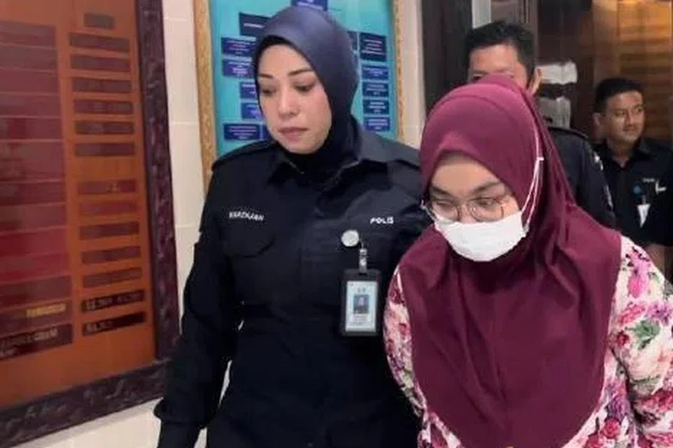 Tertuduh, Siti Nur Athirah Azmi (kanan), 23 tahun, dijatuhi hukuman penjara 30 tahun oleh Mahkamah Tinggi kerana membunuh rakannya, empat tahun lalu.