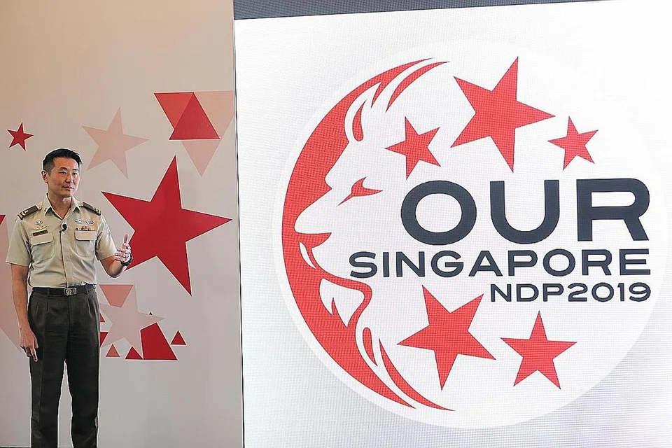 PERKENAL LOGO NDP 2019: BG Yew menjelaskan logo Perbarisan Hari Kebangsaan (NDP) tahun ini yang turut menampilkan singa yang simbolik dengan nama 'Singapura', bulan sabit dan lima bintang yang merupakan elemen bendera negara. - Foto BH oleh ONG WEE JIN