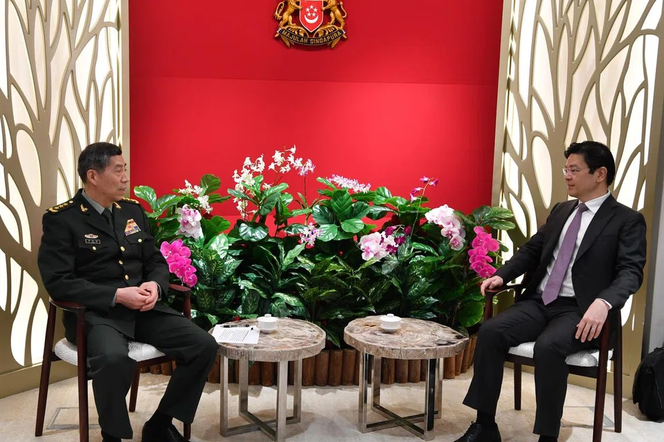 ERATKAN HUBUNGAN: Timbalan Perdana Menteri, Encik Lawrence Wong (kanan), menemui Menteri Pertahanan China, Encik Li Shangfu,  di The Treasury, sebelum Dialog Shangri-La ke-20 pada Jumaat.