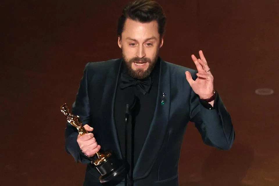 Pelakon Hollywood, Kieran Culkin, membawa pulang piala Oscar dalam kategori Pelakon Pembantu Lelaki Terbaik bagi filem, A Real Pain.