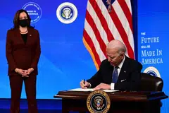UTAMA BUATAN AMERIKA: Presiden Joe Biden, dengan disaksikan Naib Presiden Kamala Harris, menandatangani perintah eksekutif yang memberi penekanan pada pengeluaran nasional dan menyelamatkan pekerjaan industri tempatan. - Foto AFP