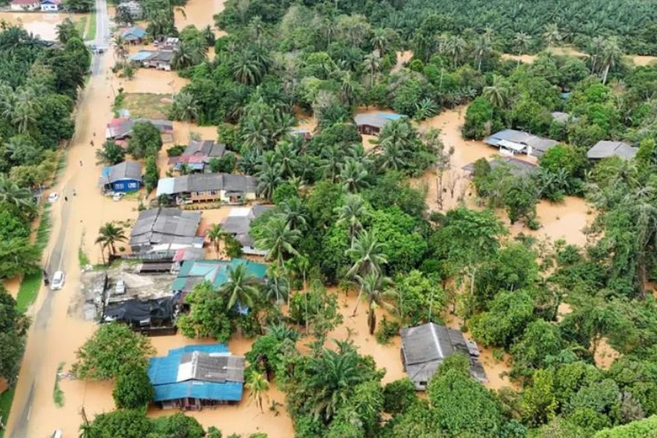 Tinjauan dari udara menunjukkan keadaan banjir yang melanda perkampungan di Hulu Terengganu, Terengganu, pada 30 Disember. 