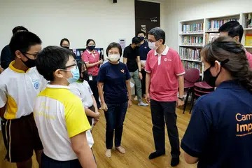 PUSAT RELAWAN BARU: Menteri Negara (Pembangunan Negara merangkap Ehwal Dalam Negeri) Profesor Madya Muhammad Faishal Ibrahim sewaktu perasmian Pusat Relawan SG Cares di Blok 151 Yishun Street 11 minggu lalu. - Foto ZAOBAO