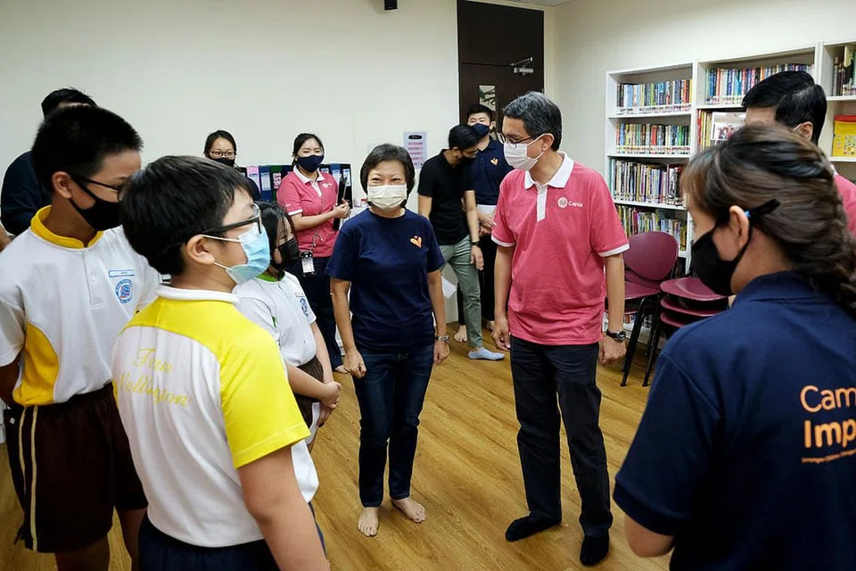 PUSAT RELAWAN BARU: Menteri Negara (Pembangunan Negara merangkap Ehwal Dalam Negeri) Profesor Madya Muhammad Faishal Ibrahim sewaktu perasmian Pusat Relawan SG Cares di Blok 151 Yishun Street 11 minggu lalu. - Foto ZAOBAO