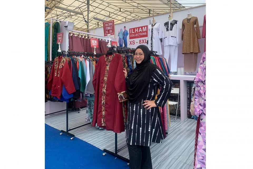 PENJUALAN STABIL: Cik Asyiqin Jumato mendapati perniagaan di bazar sejauh ini mantap seperti tahun lalu, malah jangkakan prestasi lebih baik kerana konsep bazar lebih menarik pelanggan tahun ini. - Foto ILHAM COLLECTIONS