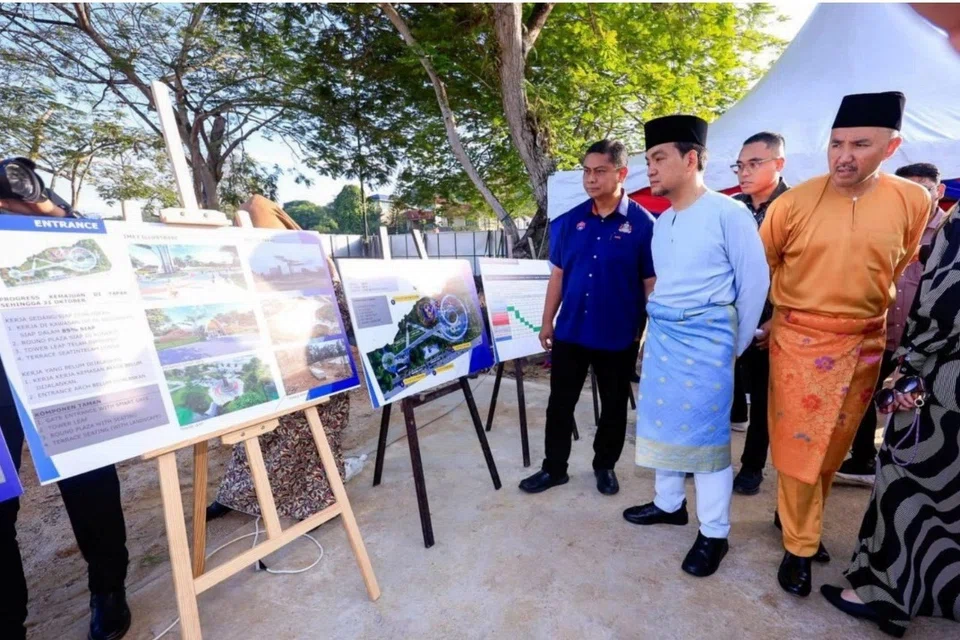 Menteri Besar Johor, Datuk Onn Hafiz Ghazi (dua dari kiri), meninjau projek Taman Teluk Danga, Johor Bahru.