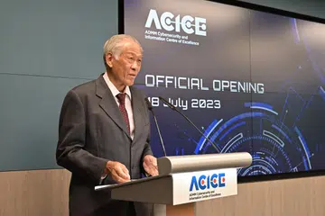 PERANGI ANCAMAN SIBER: Menteri Pertahanan, Dr Ng Eng Hen, memberikan ucapan semasa pelancaran Pusat Kecemerlangan Keselamatan Siber dan Maklumat (ACICE) pada Selasa.