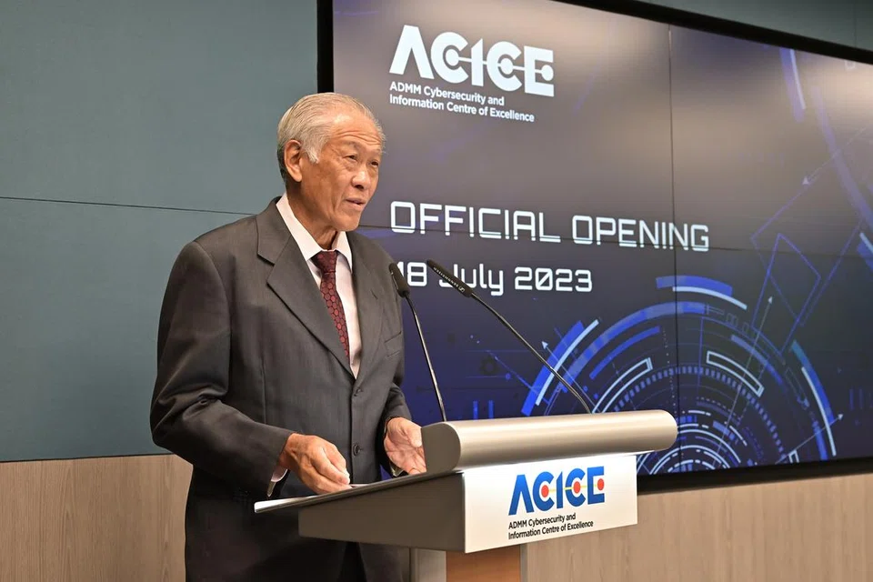 PERANGI ANCAMAN SIBER: Menteri Pertahanan, Dr Ng Eng Hen, memberikan ucapan semasa pelancaran Pusat Kecemerlangan Keselamatan Siber dan Maklumat (ACICE) pada Selasa.