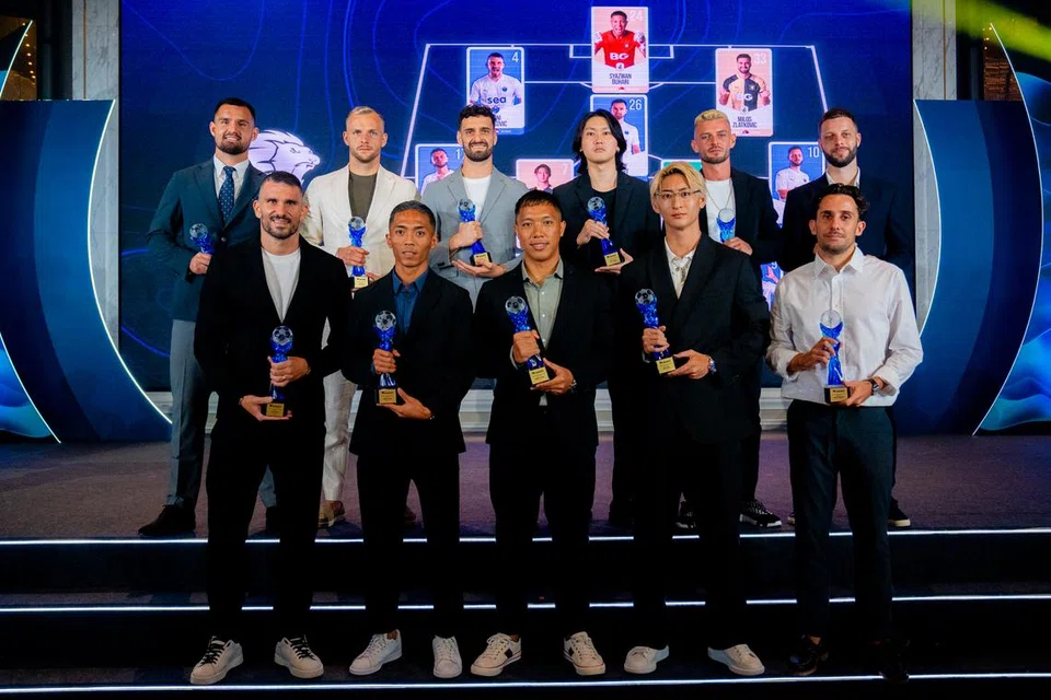 Penyerang Lion City Sailors, Shawal Anuar, (baris depan, dua dari kiri) disenaraikan dalam kesebelasan terbaik SPL untuk musim 2024-25. Beliau disertai oleh (baris depan dari kiri), Toni Datkovic, Syazwan Buhari, Seia Kunori,  Vincent Bezecourt, (baris belakang dari kiri) Bailey Wright, Lennart Thy, Milos Zlatkovic, Tomoyuki Doi, Maxime Lestienne dan Bart Ramselaar.