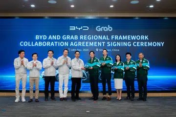 Para eksekutif BYD (berbaju putih) dan Grab (berbaju hijau) semasa majlis menandatangani kerjasama pada 15 Januari.
