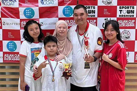 JUARA: Rudy Hesty (dua dari kanan), pemain Subbuteo dari Singapura meraih kemenangan ‘treble’ semasa Piala Asia Bola Sepak Meja, di Kashiwa, Tokyo pada awal Julai lalu bergambar bersama isterinya Cik Norita Mohd Noh (bertudung), anak sulung Cik Erin Nashira (paling kanan), Ezlyn Naresha (paling kiri) dan anak bongsunya Edin Reyza (kedua dari kiri).
