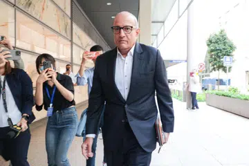 Bekas menteri pengangkutan, S. Iswaran, tiba di Mahkamah Tinggi bagi perbicaraannya pada 24 September.