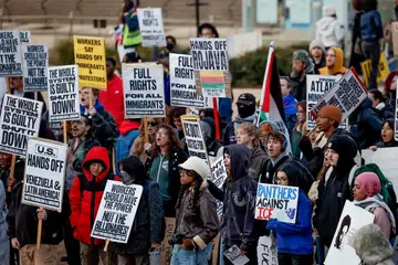 Orang ramai berarak melalui pusat bandar Minneapolis semasa protes “Hentikan Keganasan CE”  selepas seorang ejen Agensi Penguatkuasaan Imigresen dan Kastam Amerika Syarikat (ICE) melepaskan tembakan yang mengakibatkan kematian Renee Nicole Good pada 7 Januari 2026 semasa satu serbuan imigresen di bandar itu, menurut laporan Reuters