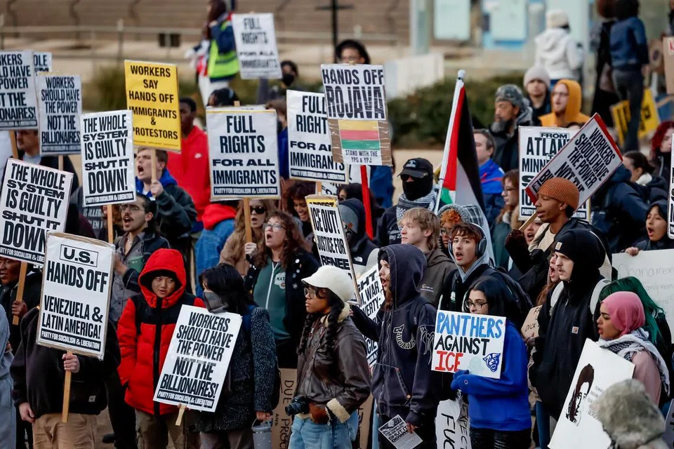 Orang ramai berarak melalui pusat bandar Minneapolis semasa protes “Hentikan Keganasan CE”  selepas seorang ejen Agensi Penguatkuasaan Imigresen dan Kastam Amerika Syarikat (ICE) melepaskan tembakan yang mengakibatkan kematian Renee Nicole Good pada 7 Januari 2026 semasa satu serbuan imigresen di bandar itu, menurut laporan Reuters