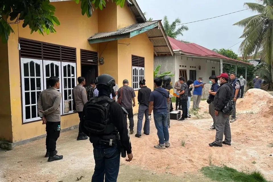 Anggota polis berada di lokasi penahanan seorang suspek pengganasan dalam operasi Detasemen Khas 88 (Densus 88). Operasi sejak 2 Oktober 2026 itu dijalankan di enam wilayah, termasuk Jawa Barat, Jawa Tengah, Sulawesi Tengah, Sulawesi Selatan, Riau dan Maluku Utara.