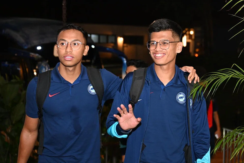 Pemain-pemain pertahanan Singapura, Ryaan Sanizal (kiri) dan Irfan Najeeb.