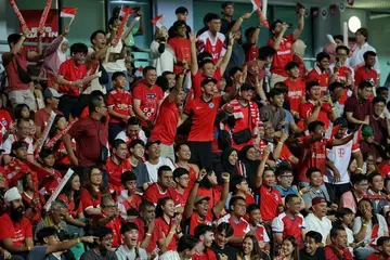 PEMINAT BOLA: Peminat memberi sokongan kepada pasukan Singa semasa perlawanan separuh akhir Kejohanan Asean antara Singapura dengan Vietnam di Stadium Jalan Besar, pada 26 Disember 2024.